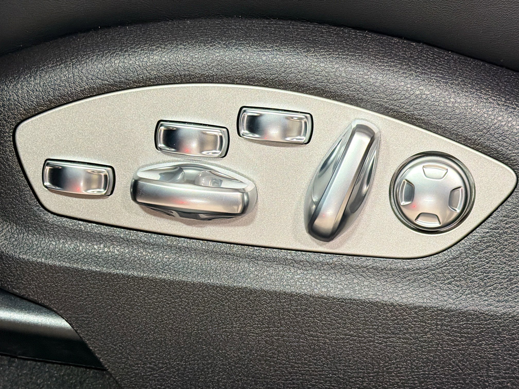 Certified 2026 Porsche Macan AWD/4WD image 25