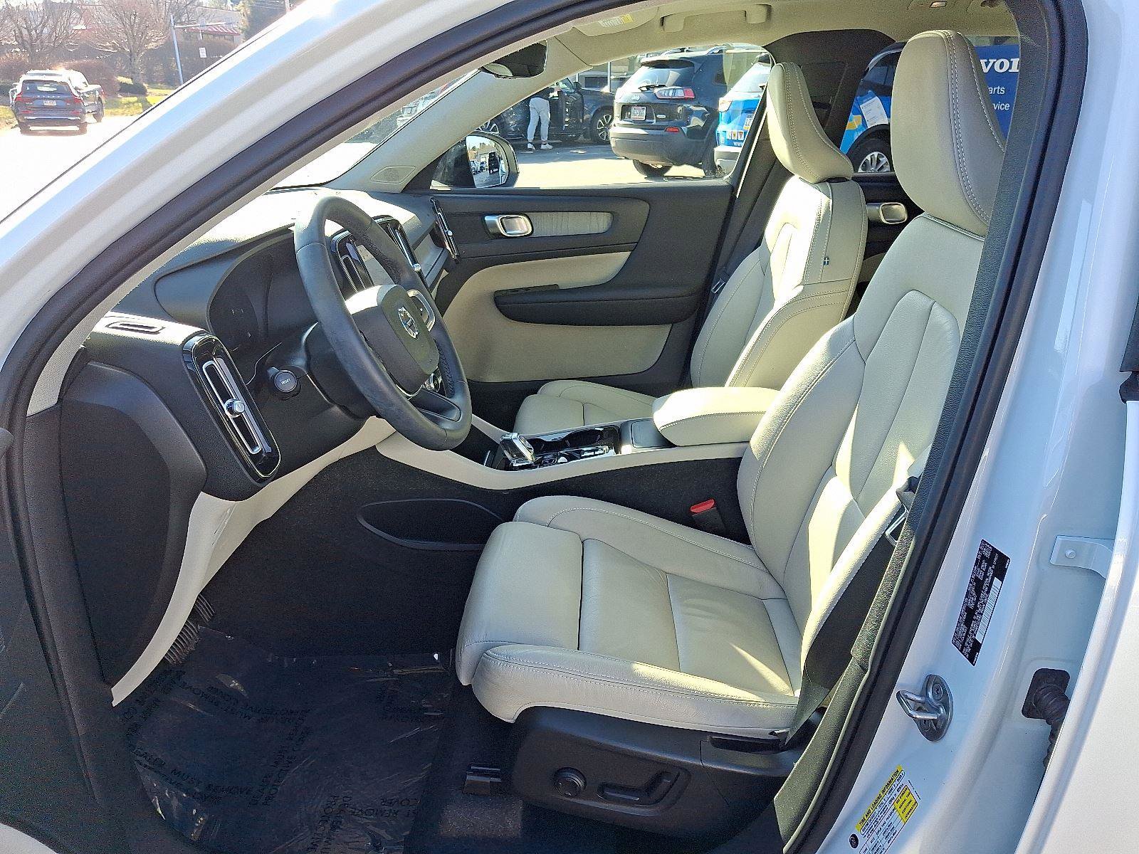 Certified 2023 Volvo XC40 B4 Plus w/ Climate Package image 14