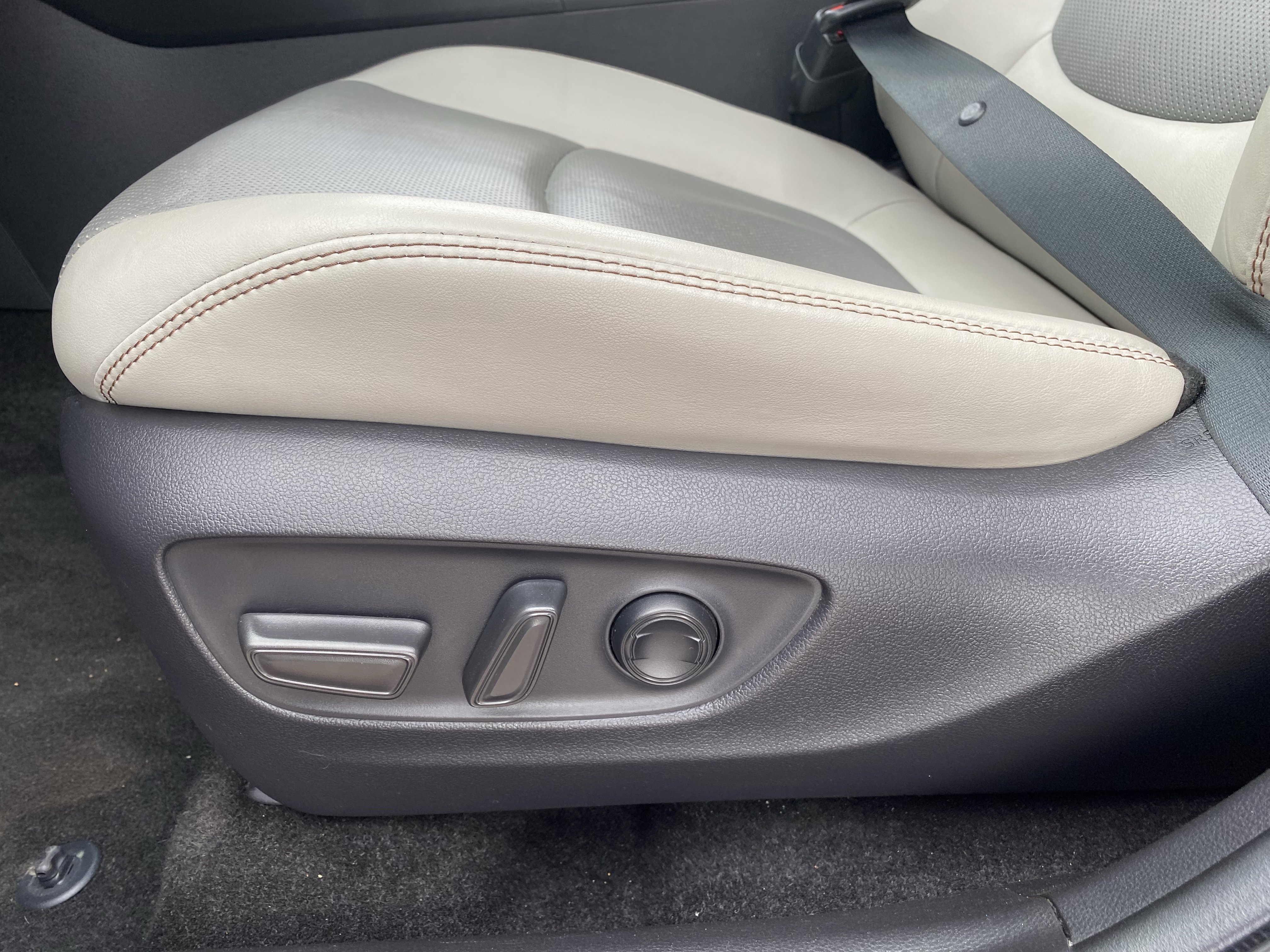 Used 2023 Toyota RAV4 Limited image 21