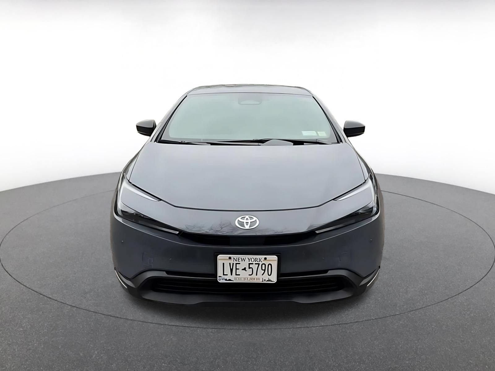 Used 2025 Toyota Prius LE FWD image 4