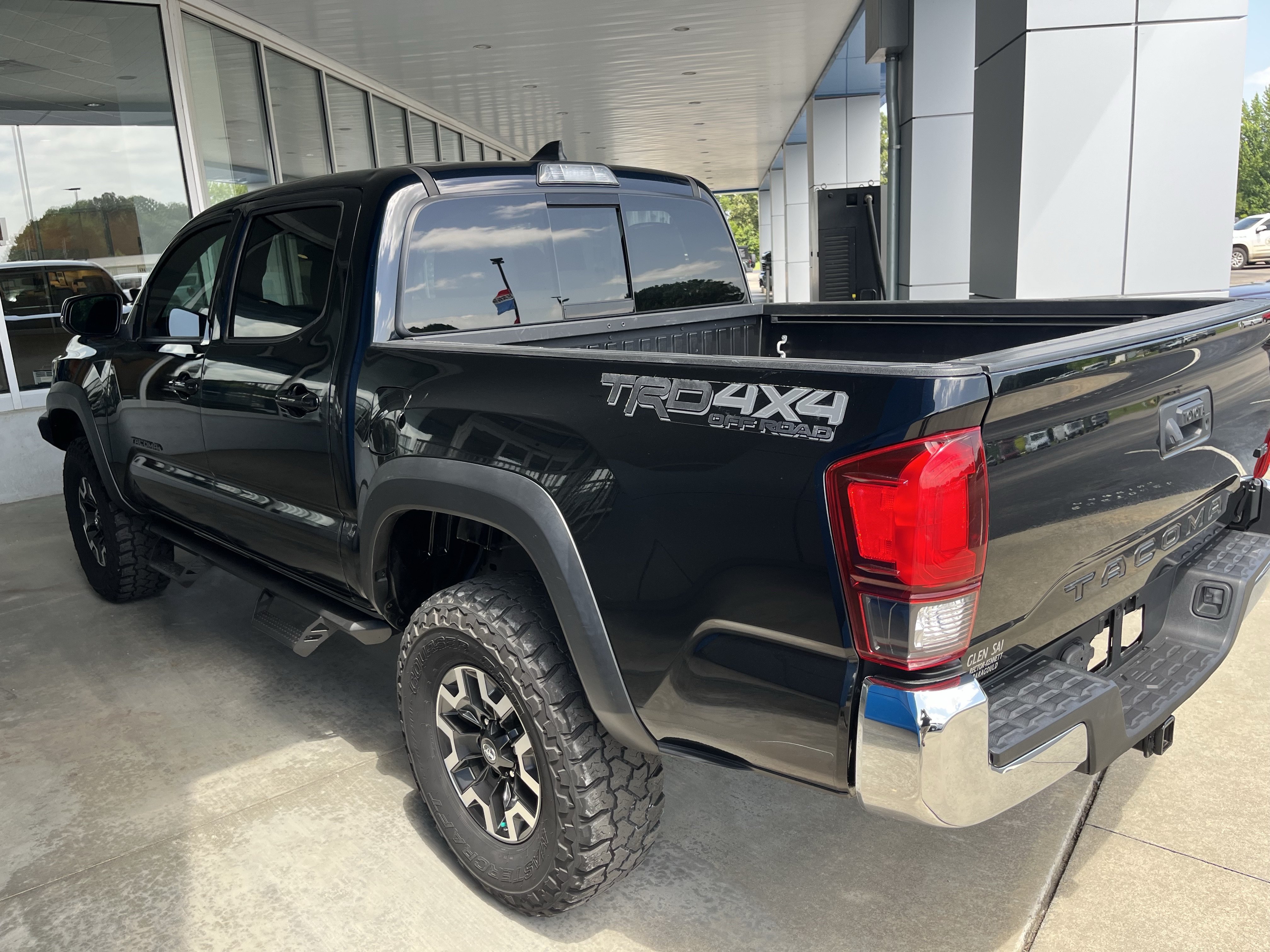 Used 2019 Toyota Tacoma TRD Off-Road AWD/4WD image 4