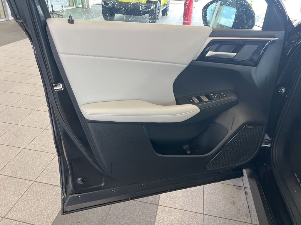 Used 2025 Mitsubishi Outlander SE image 25