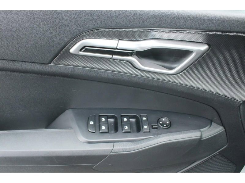 Used 2025 Kia Sportage LX image 18