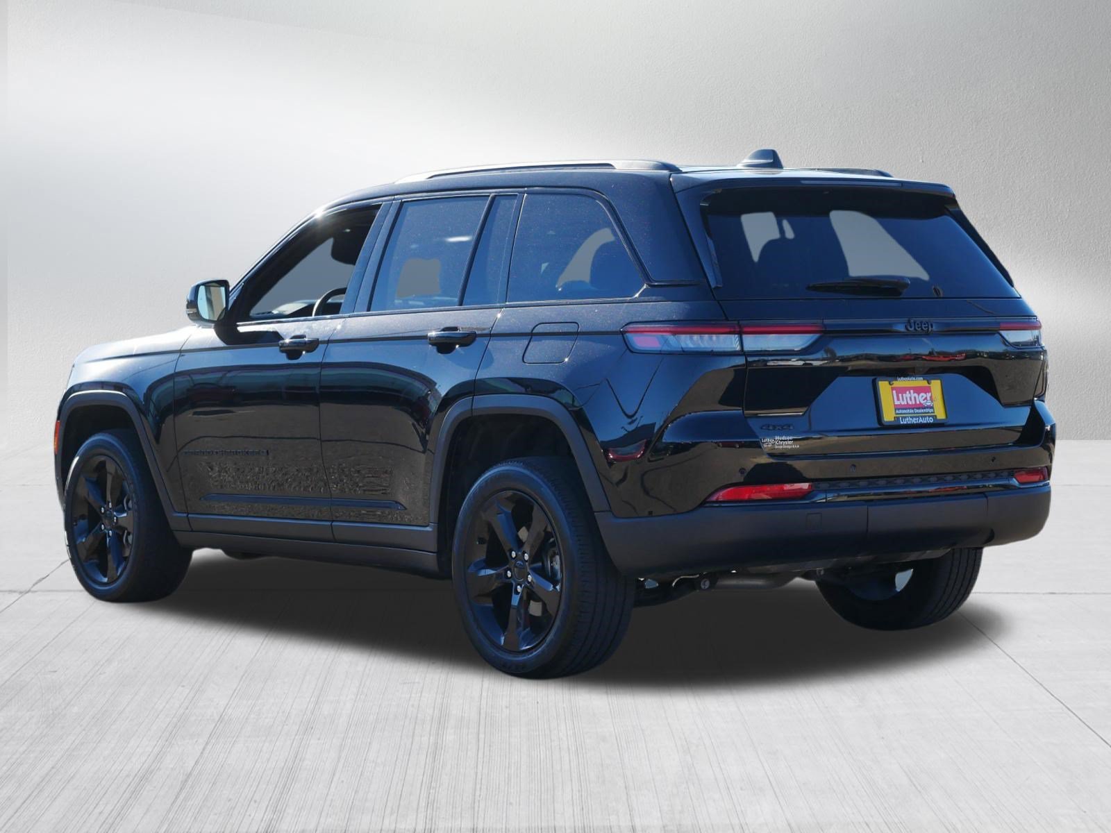 Used 2023 Jeep Grand Cherokee Altitude AWD/4WD image 5