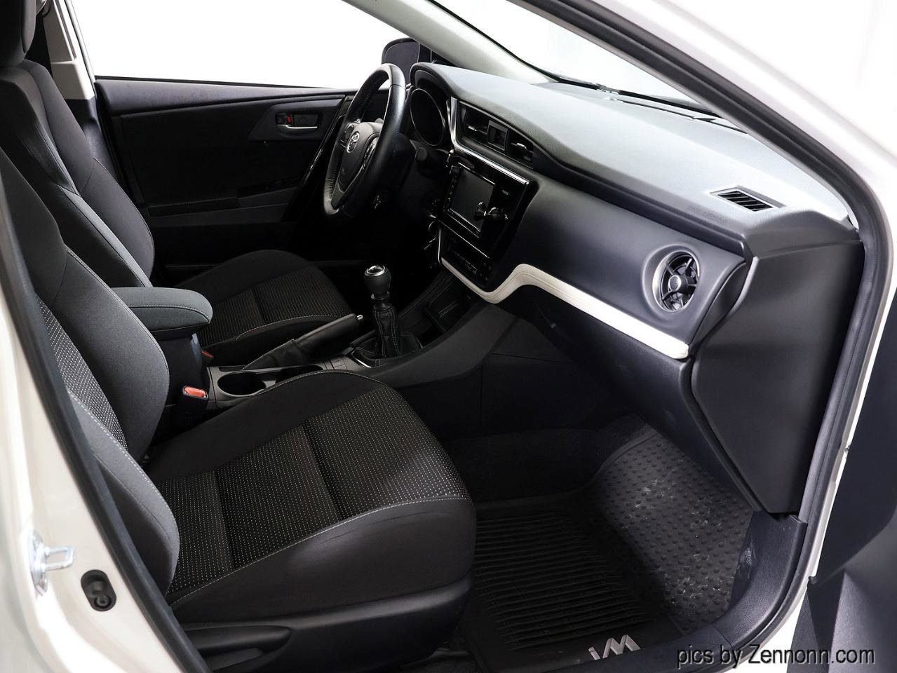 Used 2017 Toyota Corolla iM image 28