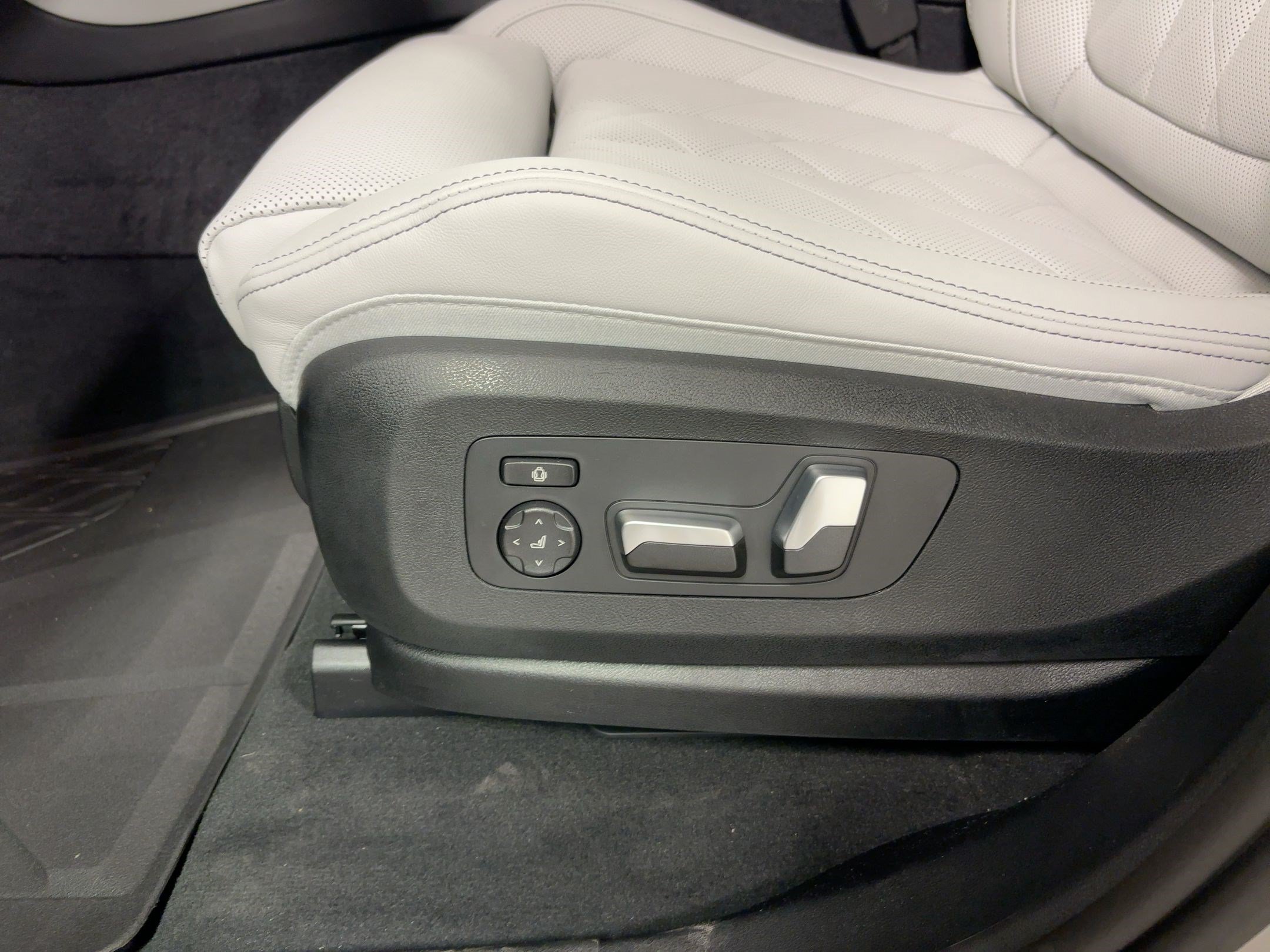 New 2026 BMW X5 sDrive40i w/ Premium Package RWD image 13