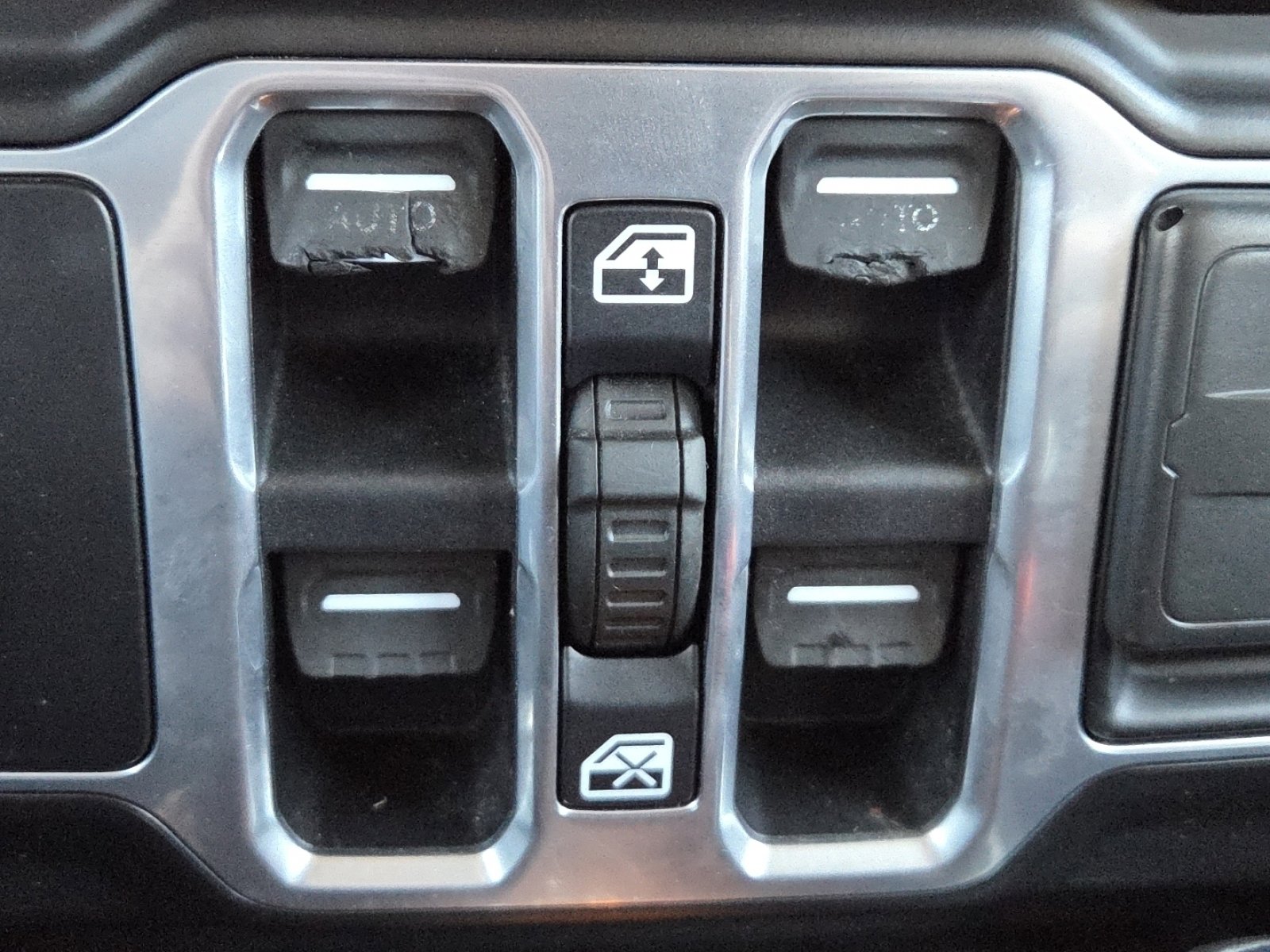 Used 2018 Jeep Wrangler Unlimited Sahara image 31