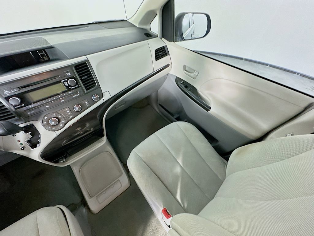 Used 2014 Toyota Sienna L FWD image 11
