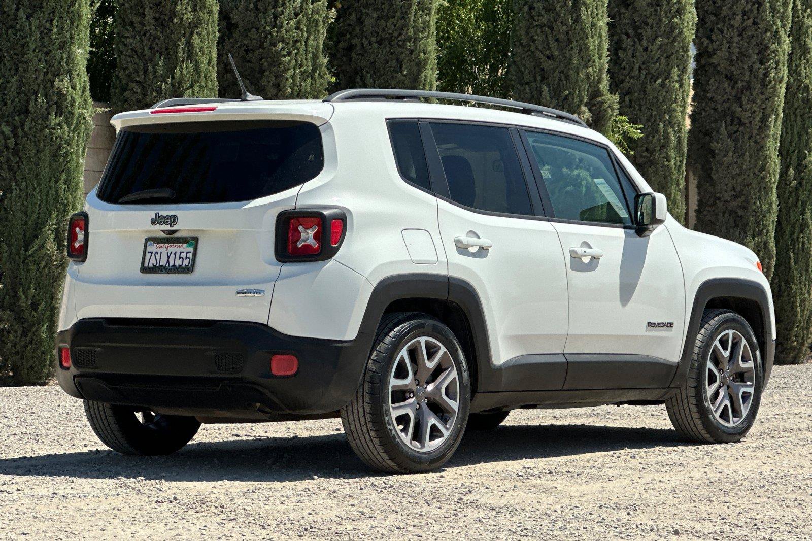 Used 2016 Jeep Renegade Latitude FWD image 4