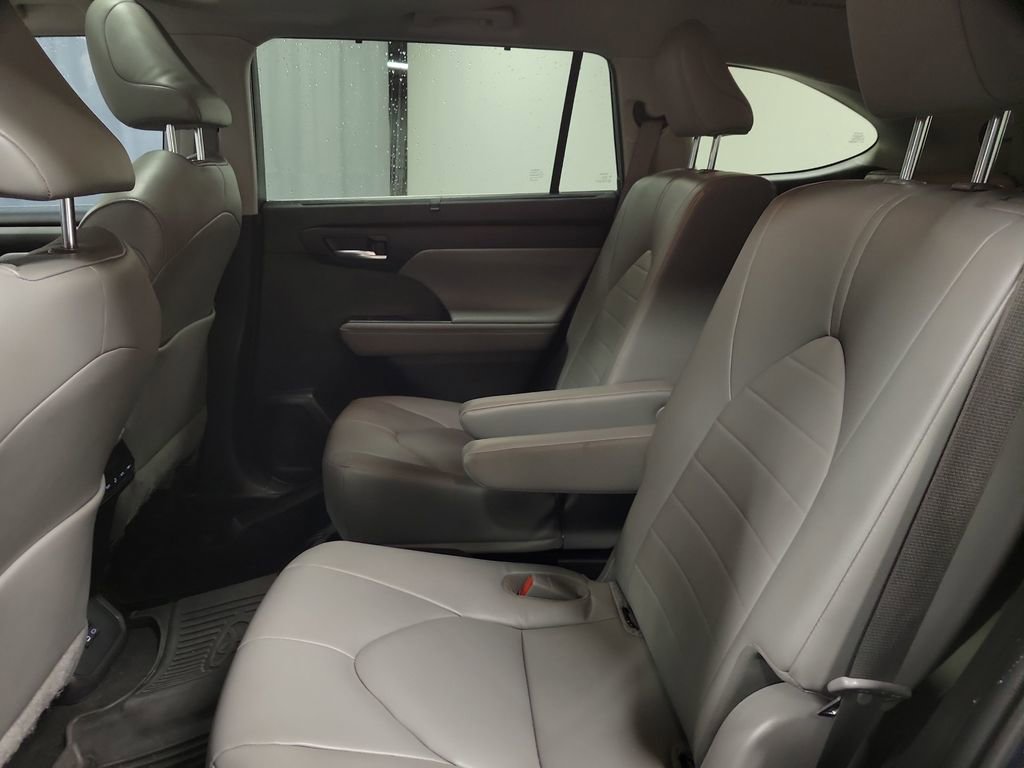 Used 2023 Toyota Highlander XLE AWD/4WD image 20