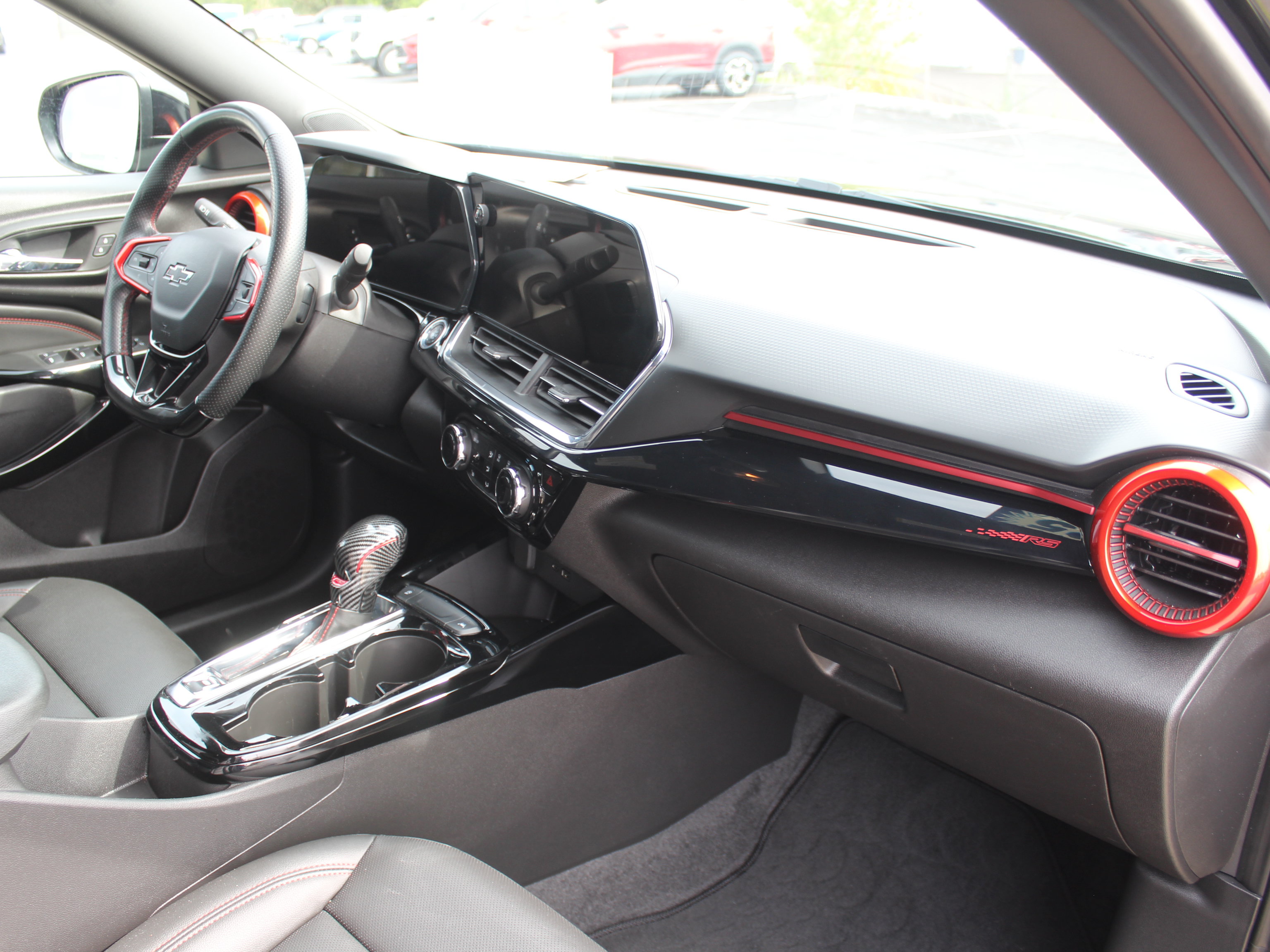 Used 2025 Chevrolet Trax RS FWD image 27