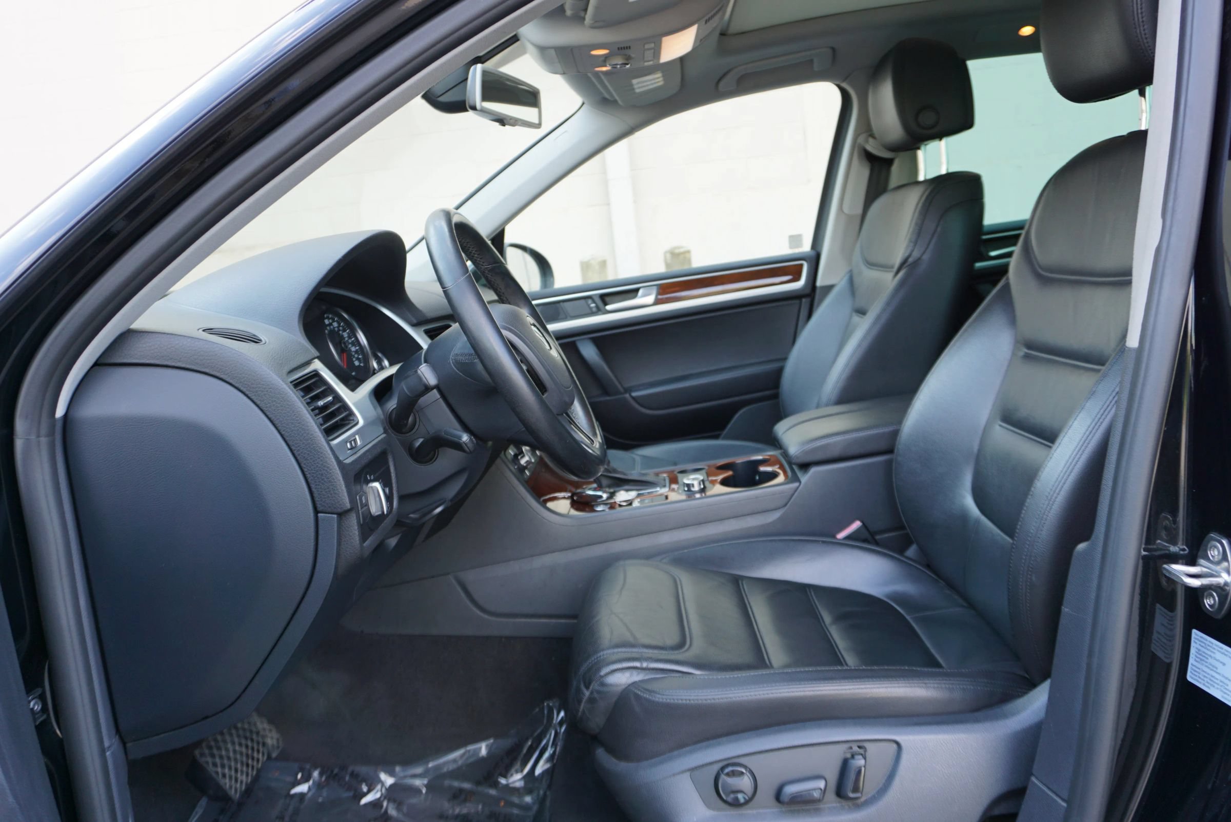 Used 2014 Volkswagen Touareg Sport AWD/4WD image 21