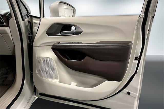 Used 2017 Chrysler Pacifica Touring-L image 25