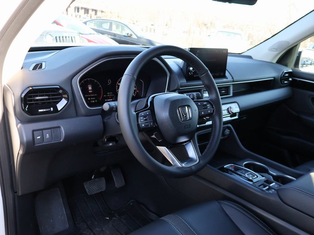 Certified 2025 Honda Pilot Touring image 18