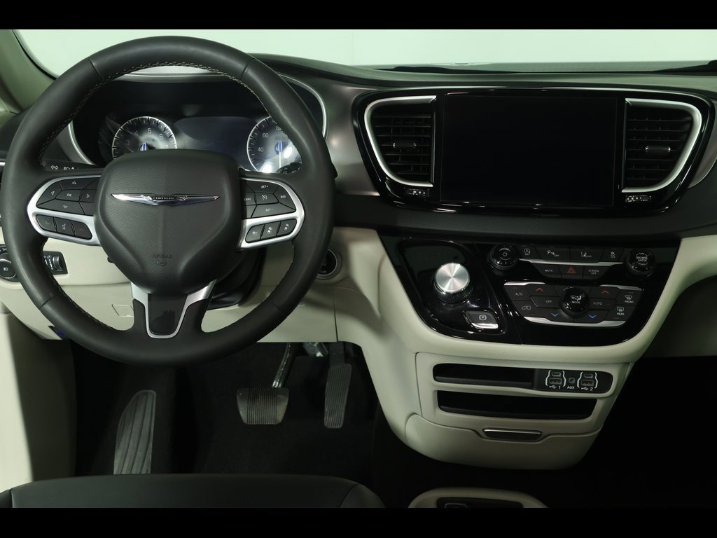 Used 2024 Chrysler Pacifica Touring-L image 16