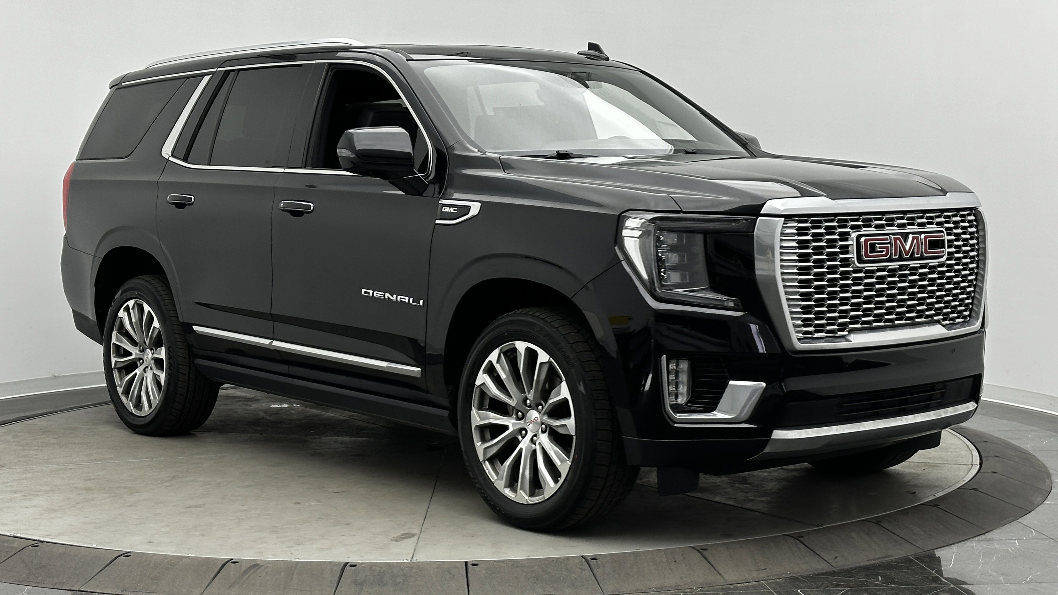 Used 2021 GMC Yukon Denali w/ Denali Premium Package image 3
