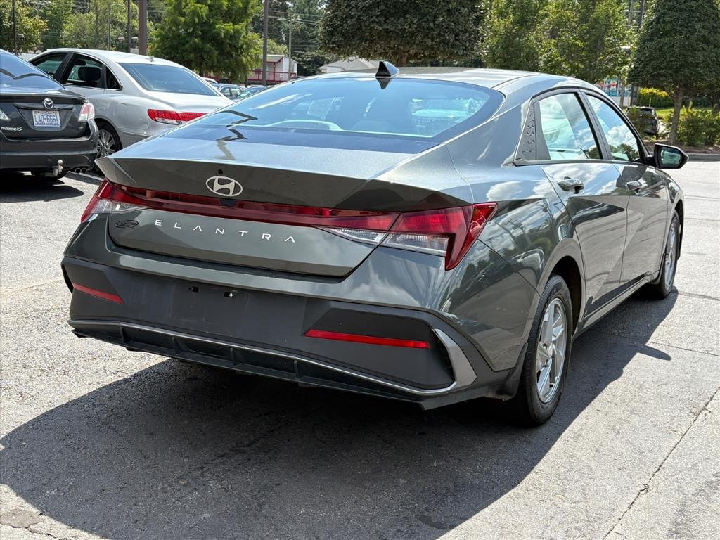 Used 2024 Hyundai Elantra SE FWD image 6