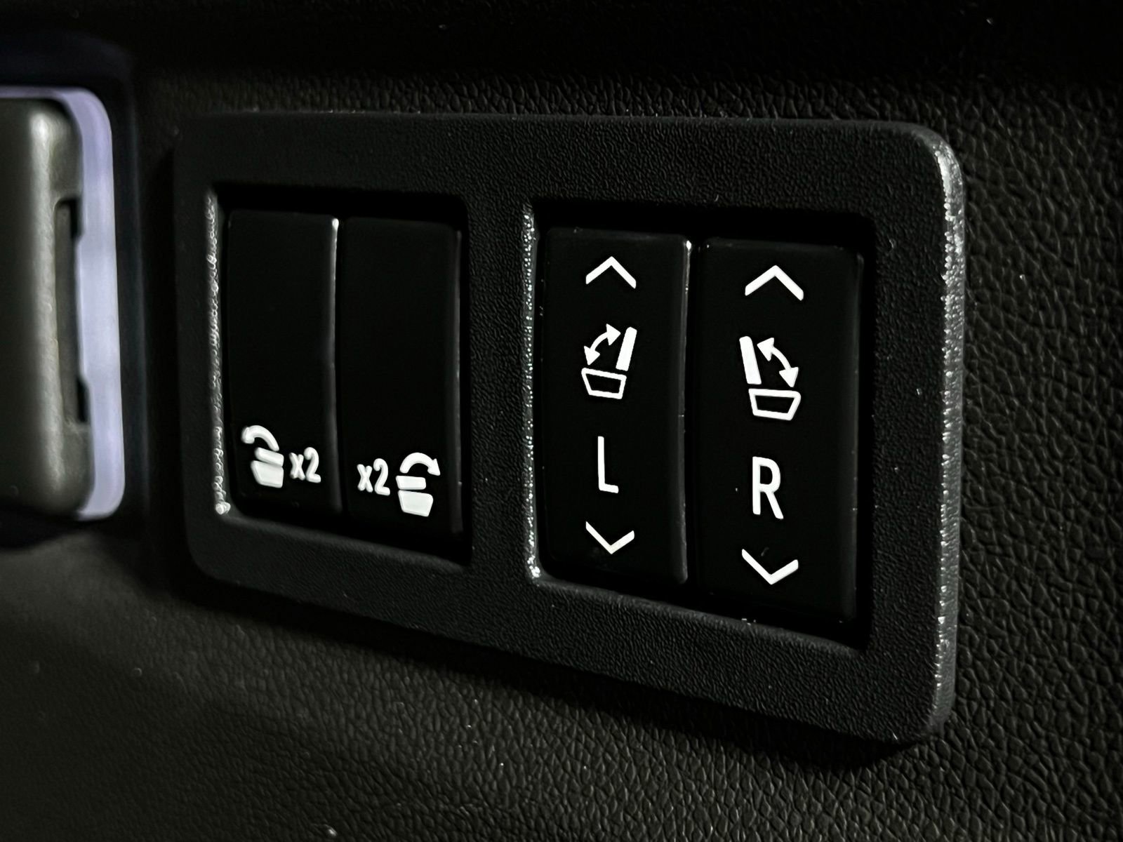 Used 2022 GMC Yukon Denali w/ Denali Ultimate Package image 32