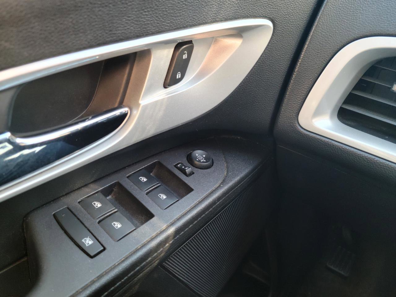 Used 2017 Chevrolet Equinox LT w/ Convenience Package image 12