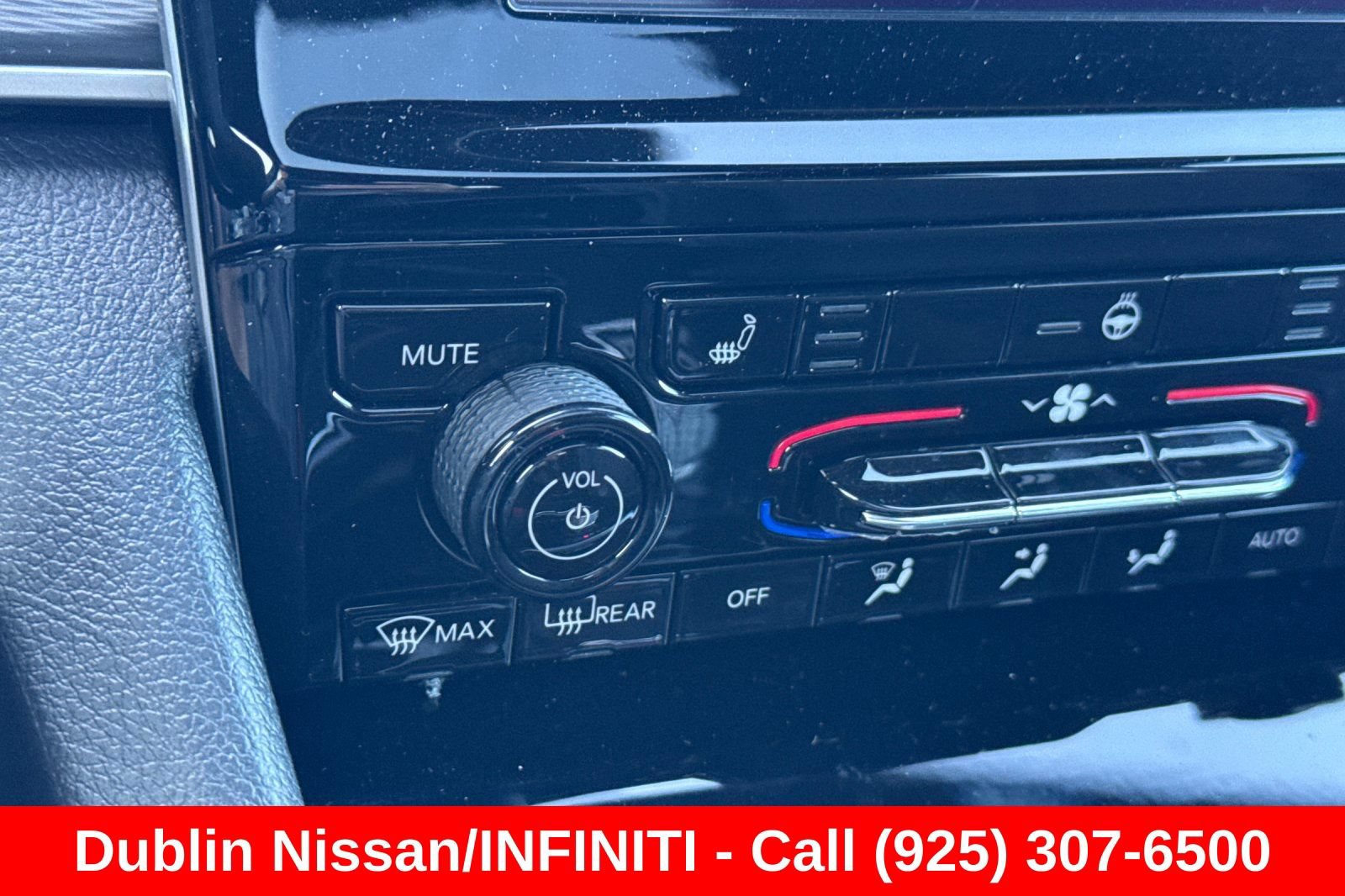 Used 2025 Jeep Grand Cherokee Laredo X w/ Luxury Tech Group I RWD image 30