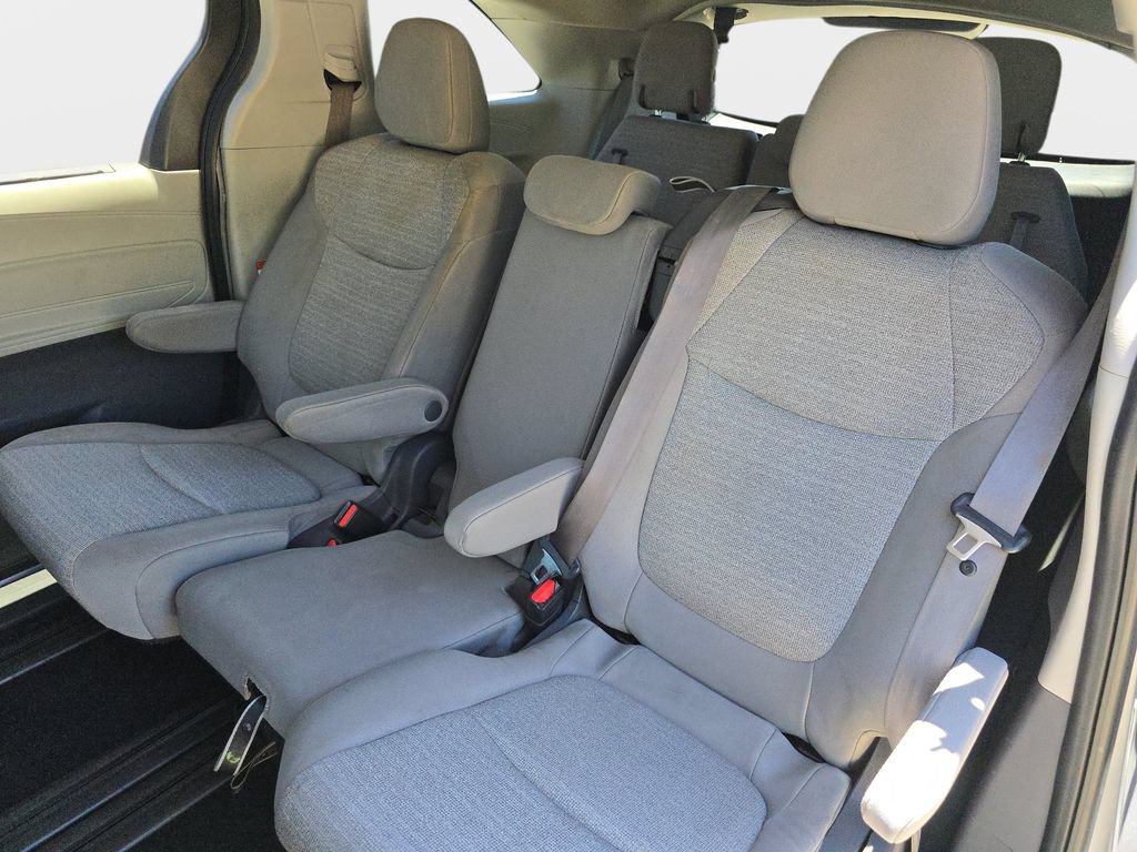 Used 2021 Toyota Sienna LE FWD image 17
