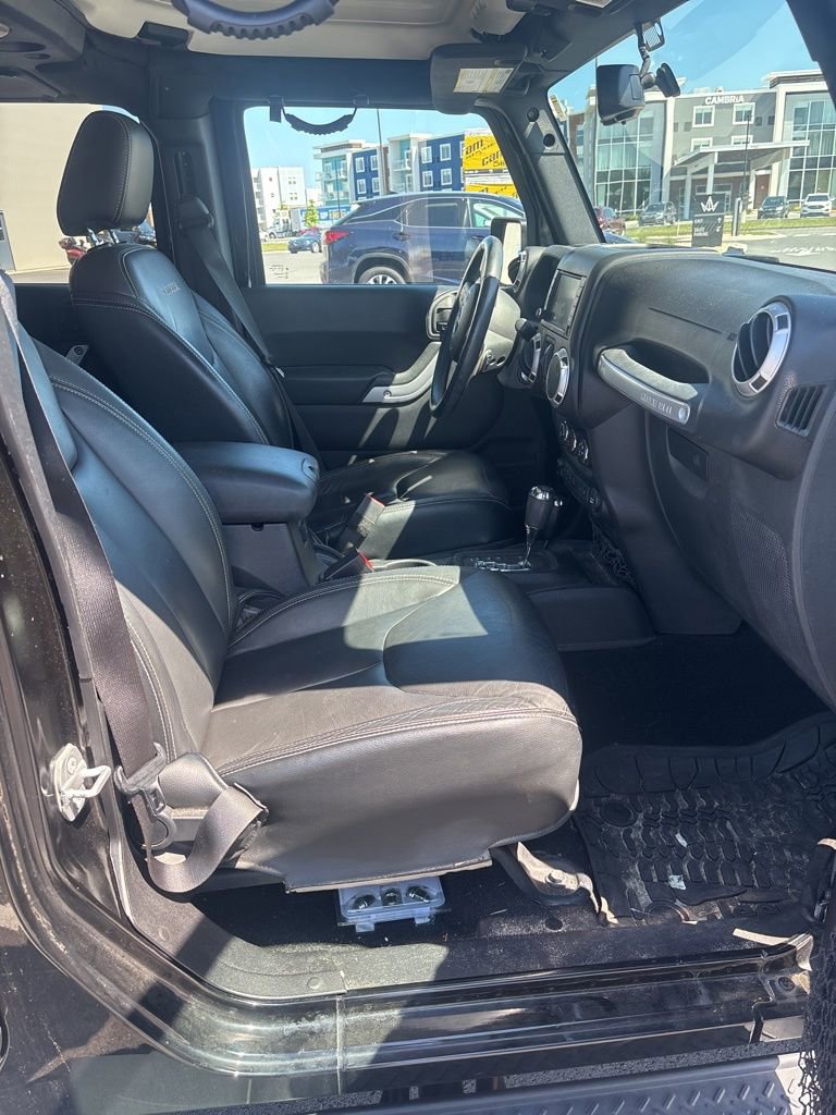 Used 2016 Jeep Wrangler Unlimited Sahara w/ Connectivity Group AWD/4WD image 17