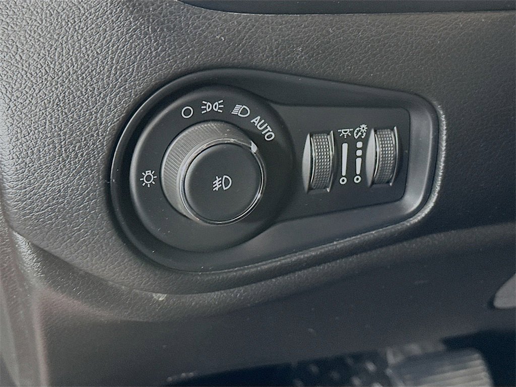 Used 2018 Jeep Renegade Latitude w/ Cold Weather Group image 15