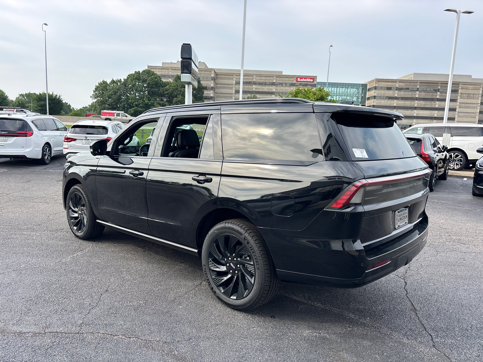 New 2026 Lincoln Navigator Reserve w/ Jet Appearance Package AWD/4WD image 5