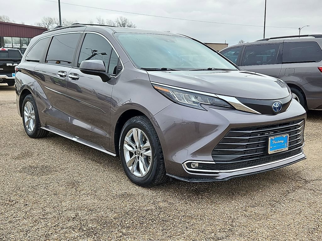Used 2022 Toyota Sienna XLE w/ XLE Plus Package image 4