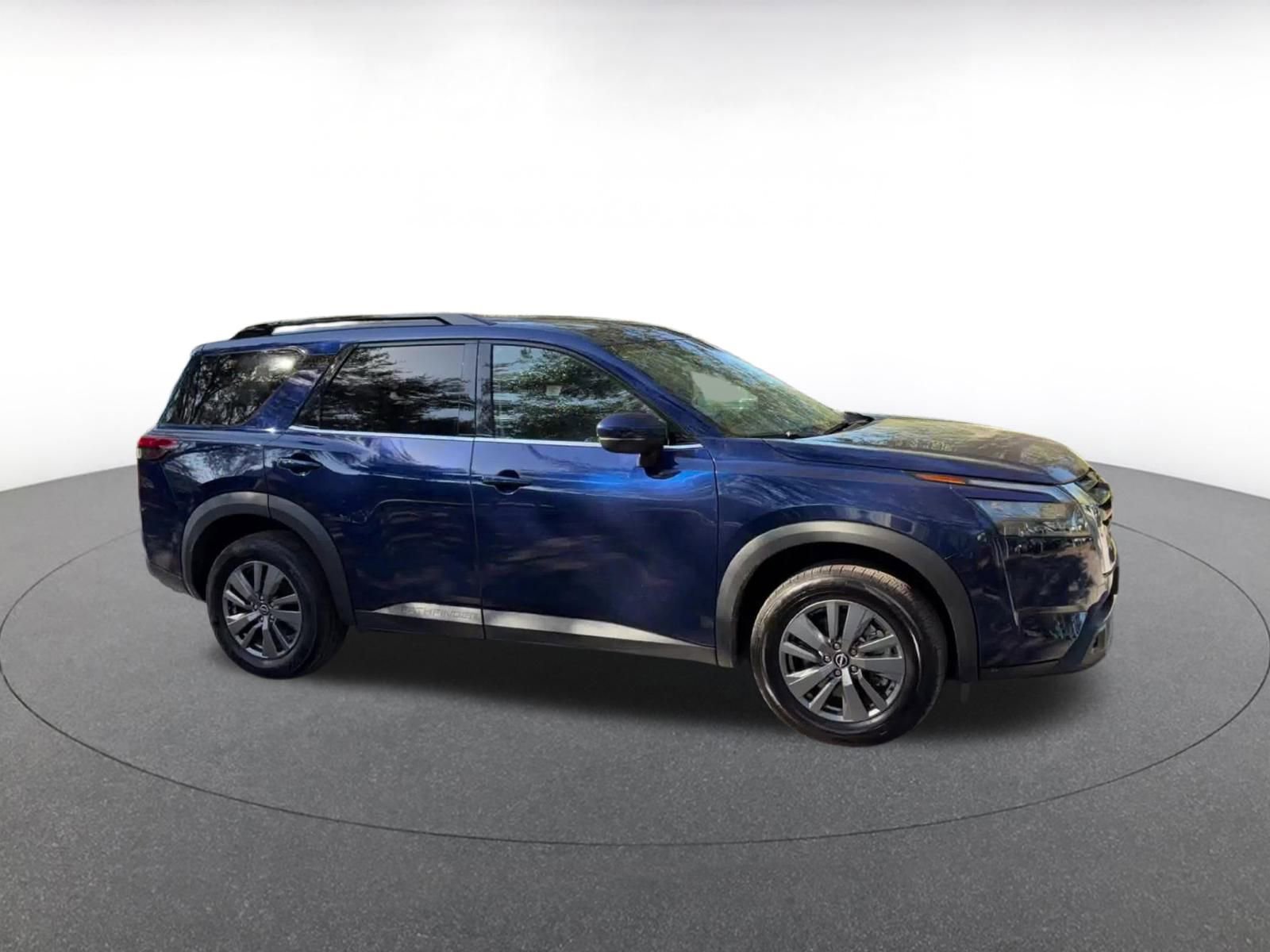 Used 2025 Nissan Pathfinder SV image 2