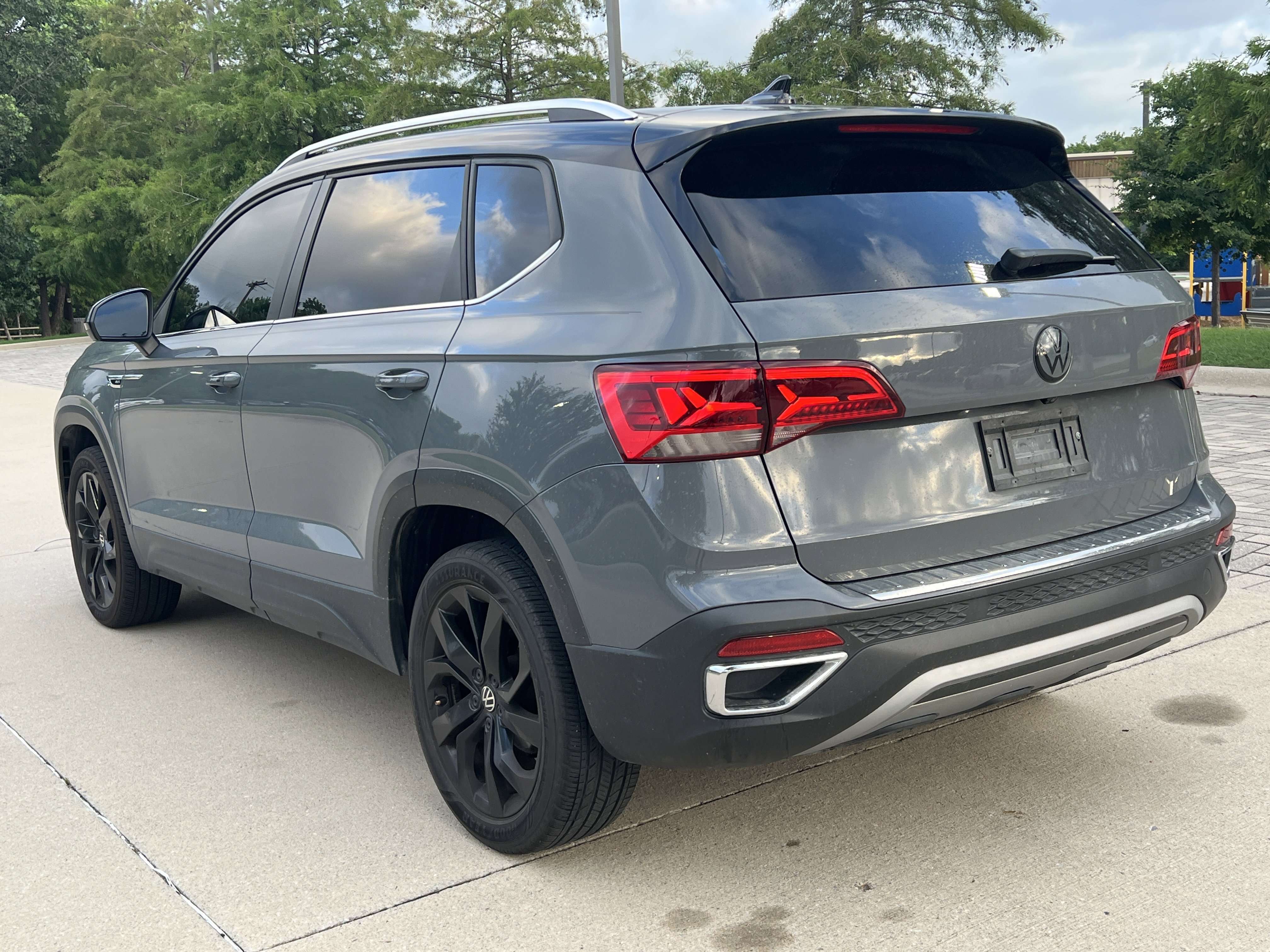 Used 2023 Volkswagen Taos SE w/ Panoramic Sunroof Package FWD image 8