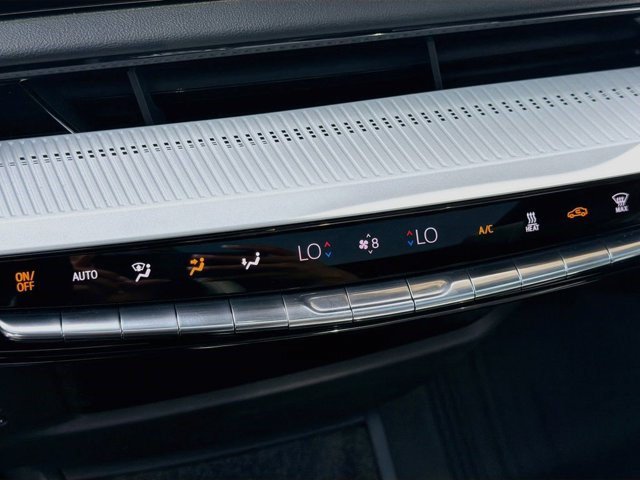 Certified 2025 Cadillac Optiq Sport 2 w/ LPO, Floor Liner Package AWD/4WD image 24