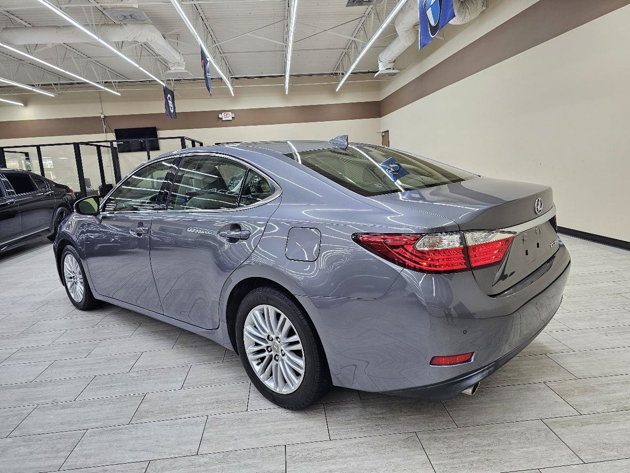 Used 2015 Lexus ES 350 w/ Luxury Package FWD image 8