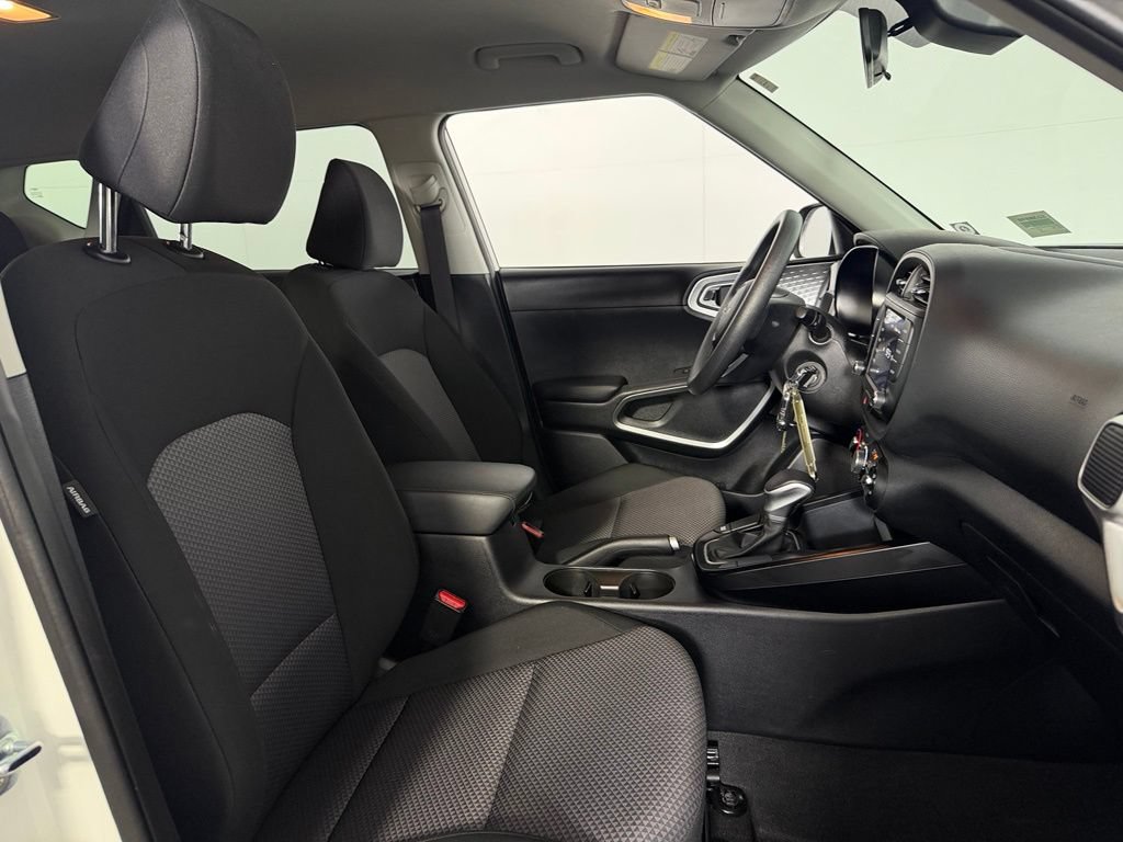 Used 2025 Kia Soul LX w/ LX Technology Package FWD image 29
