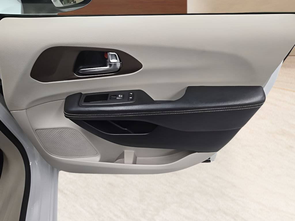 Used 2022 Chrysler Voyager LX FWD image 22