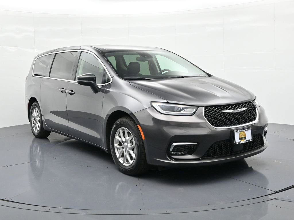 Used 2023 Chrysler Pacifica Touring-L image 4