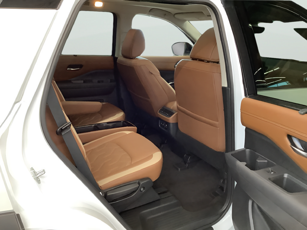 Used 2026 Nissan Pathfinder Platinum AWD/4WD image 16