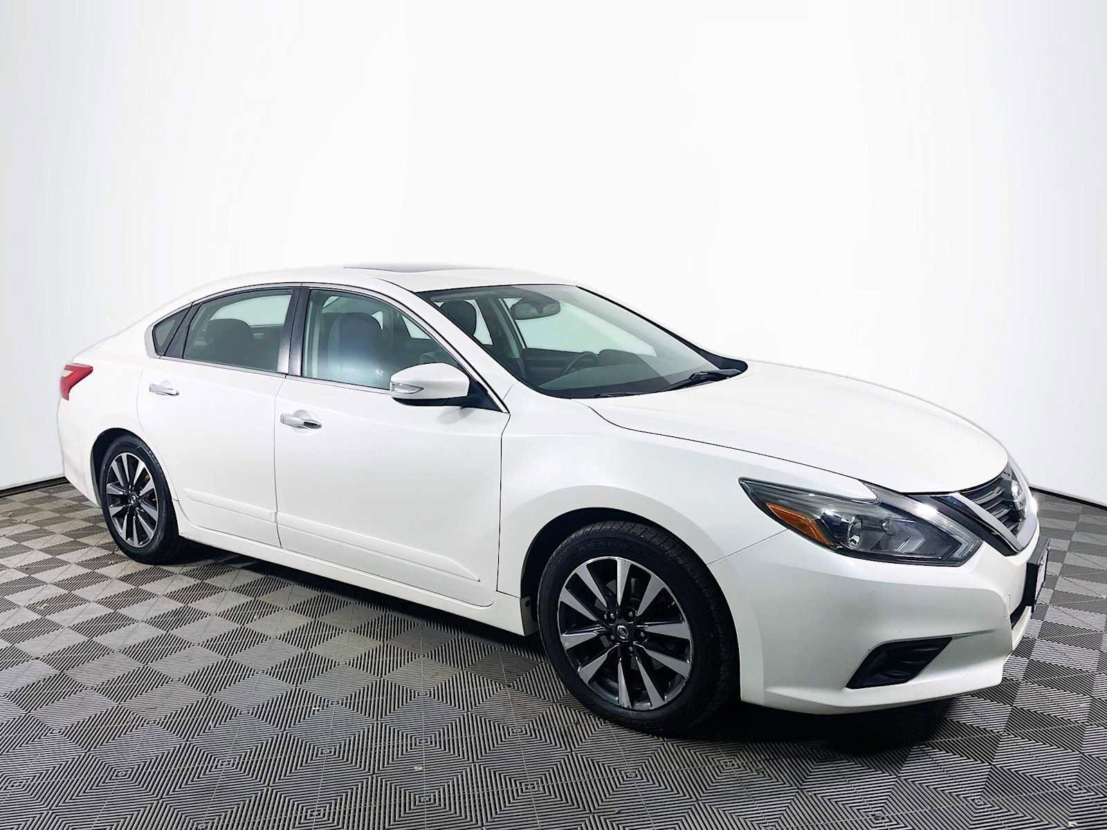 Used 2016 Nissan Altima 2.5 SL w/ 2.5 Technology w/LED Package image 3