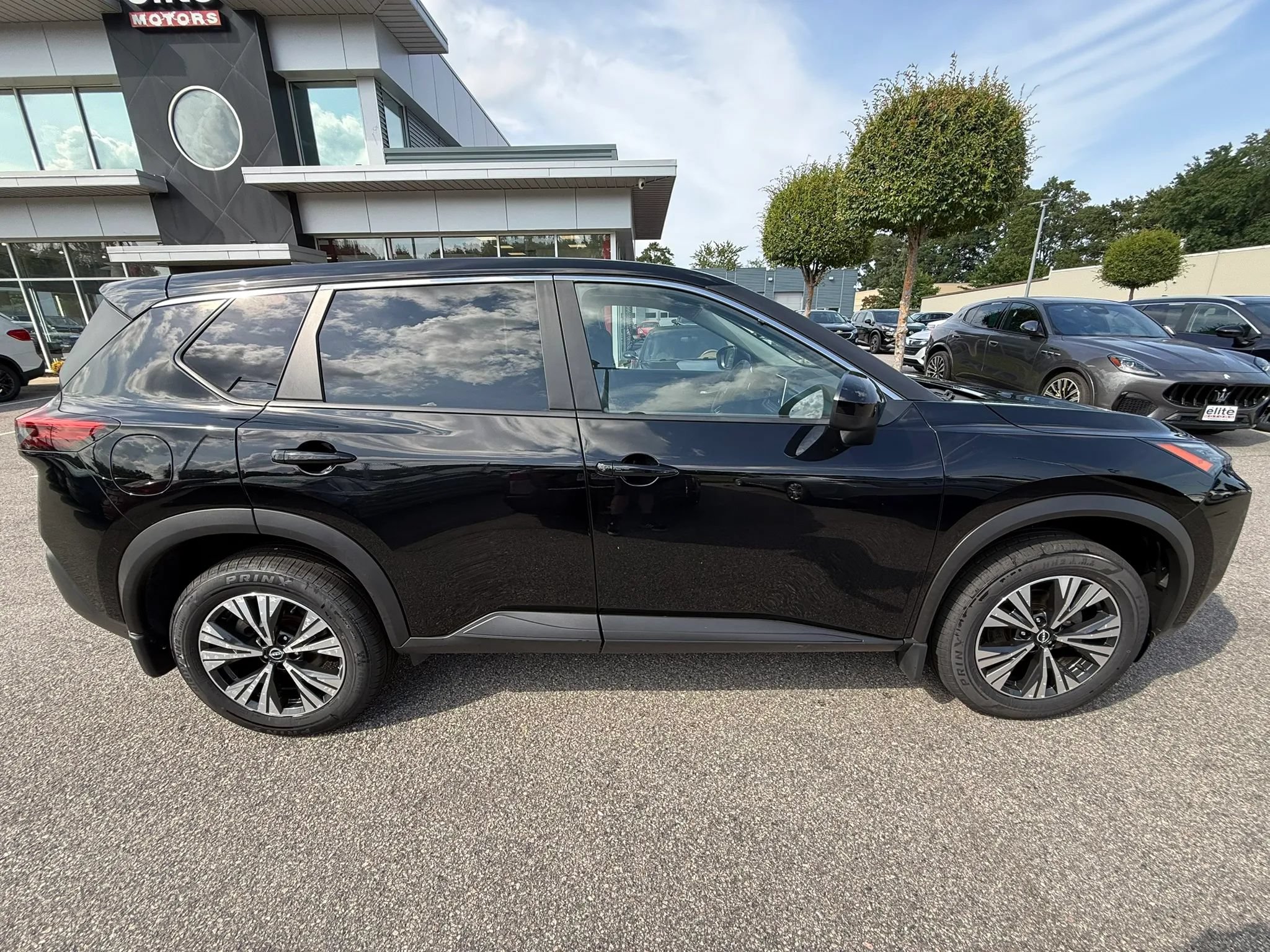 Used 2023 Nissan Rogue SV FWD image 8