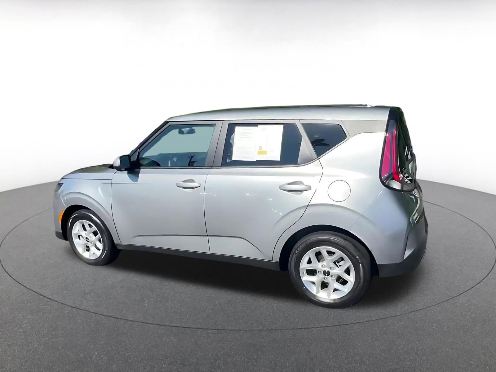 Used 2025 Kia Soul LX w/ LX Technology Package FWD image 10