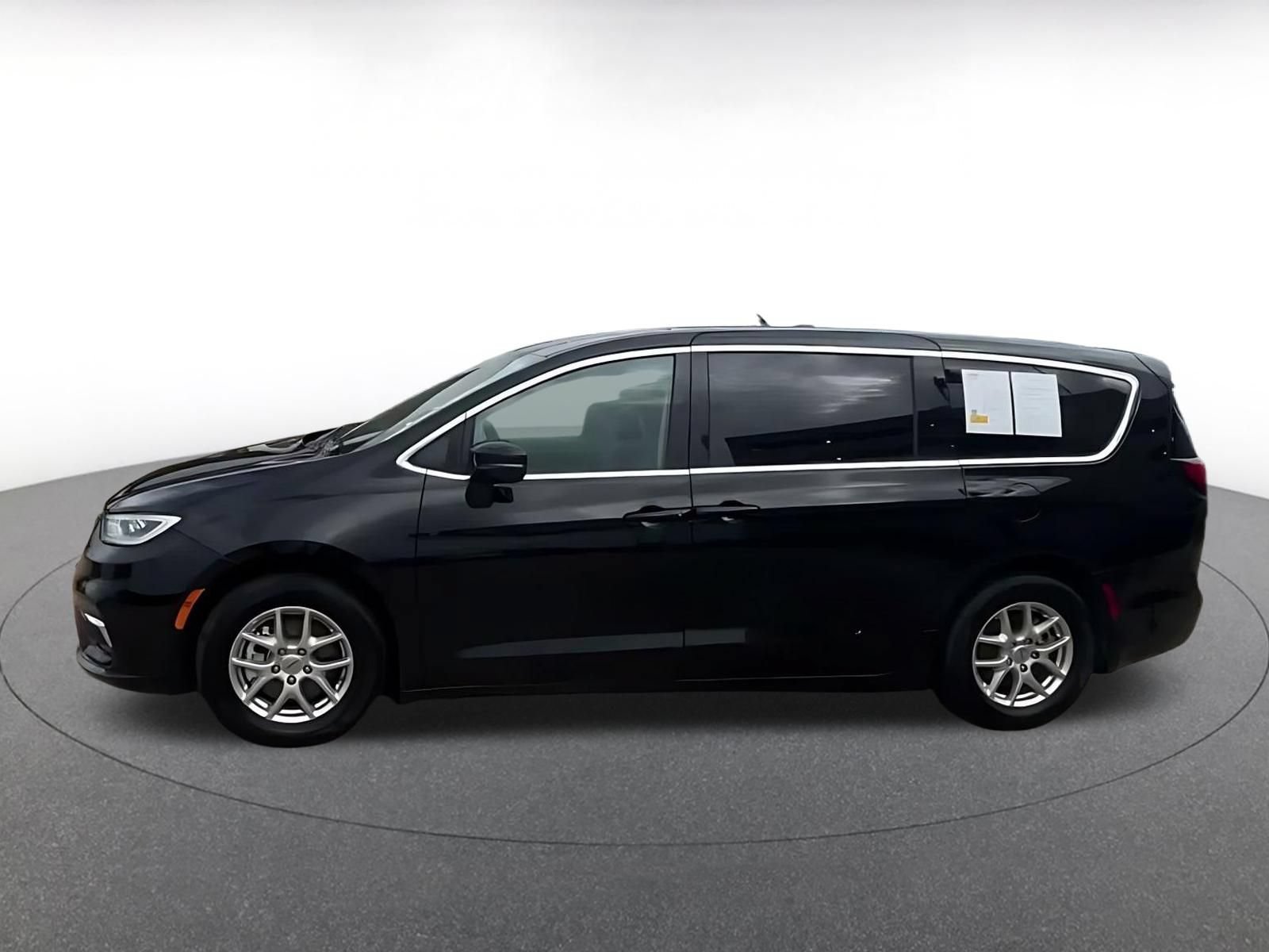 Used 2024 Chrysler Pacifica Touring-L FWD image 8