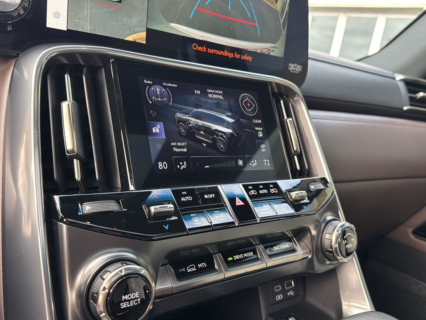 Used 2023 Lexus LX 600 4WD w/ Luxury Package image 24