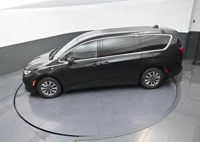 Used 2023 Chrysler Pacifica Touring-L FWD image 25