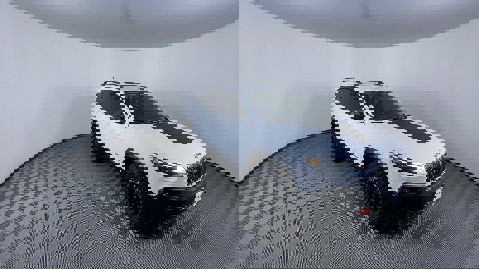 Used 2019 Jeep Cherokee Trailhawk image 2