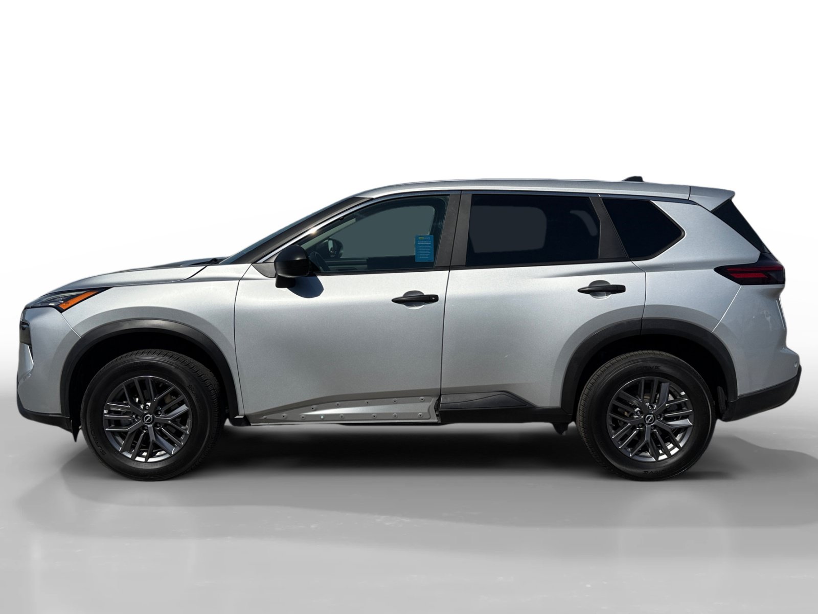 Used 2024 Nissan Rogue S AWD/4WD image 2