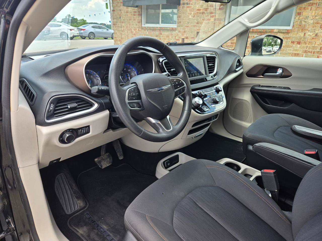 Used 2018 Chrysler Pacifica LX w/ Tire & Wheel Group FWD image 19