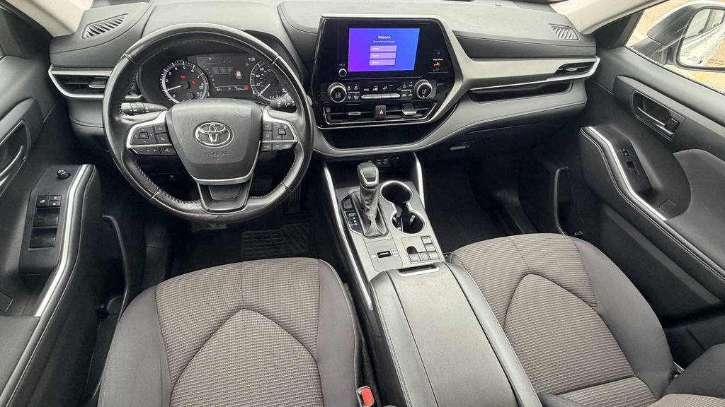 Used 2024 Toyota Highlander LE FWD image 13