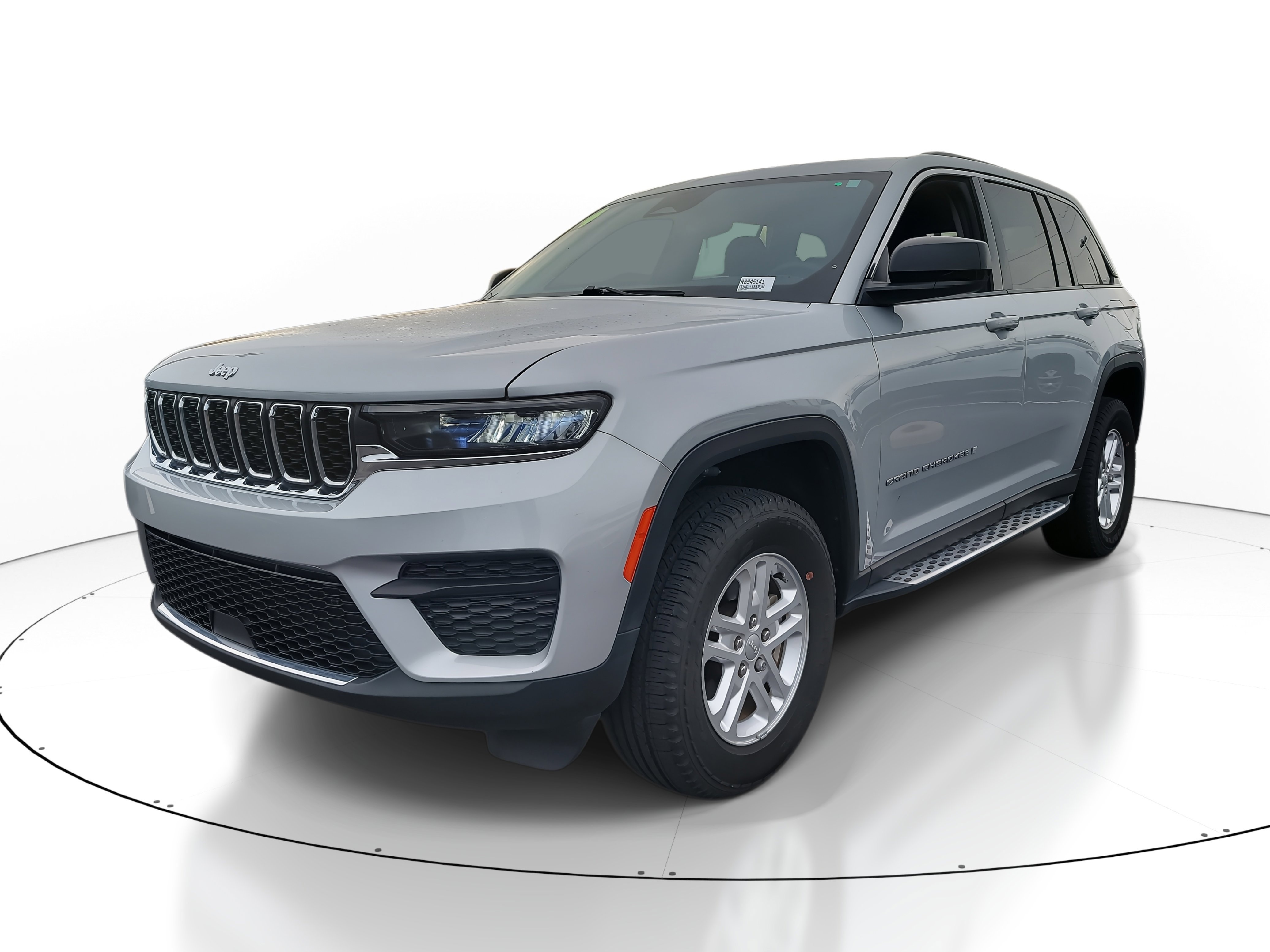 Used 2024 Jeep Grand Cherokee Laredo image 3