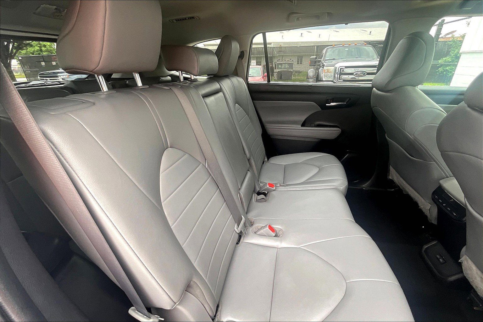 Used 2022 Toyota Highlander XLE AWD/4WD image 32