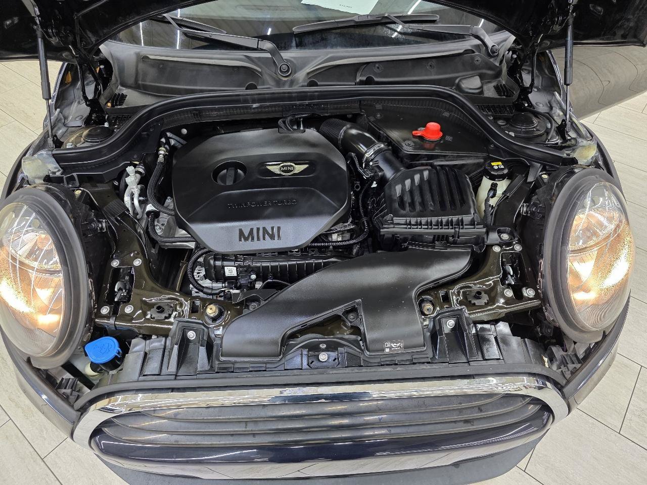 Used 2018 MINI Cooper 4-Door Hardtop w/ Signature Line Package FWD image 38